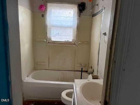 5th image of 305 Broad St