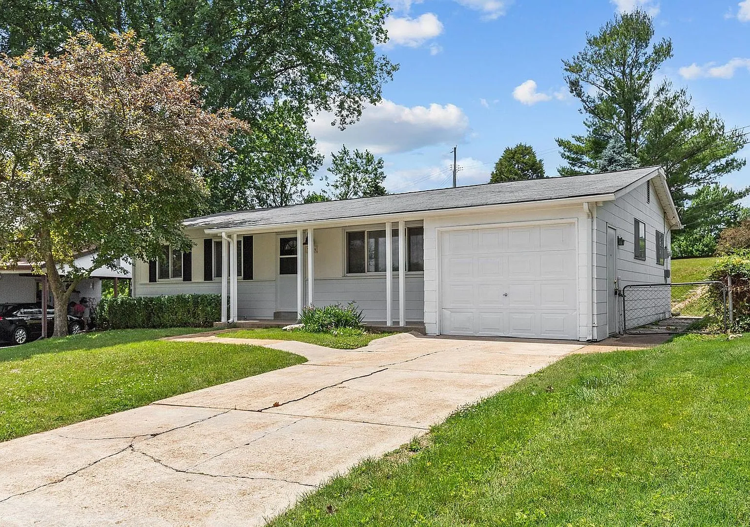Spacious 3-Bedroom Home in Desirable Maryland Heights — Photo 2