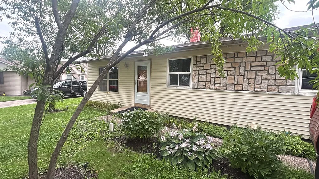 3 bed, 1275 sqft, $2,600 — Photo 1
