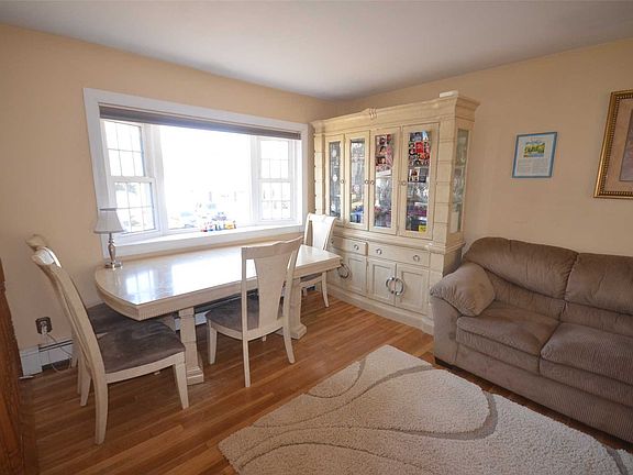 3rd image of 59 Avenue E
