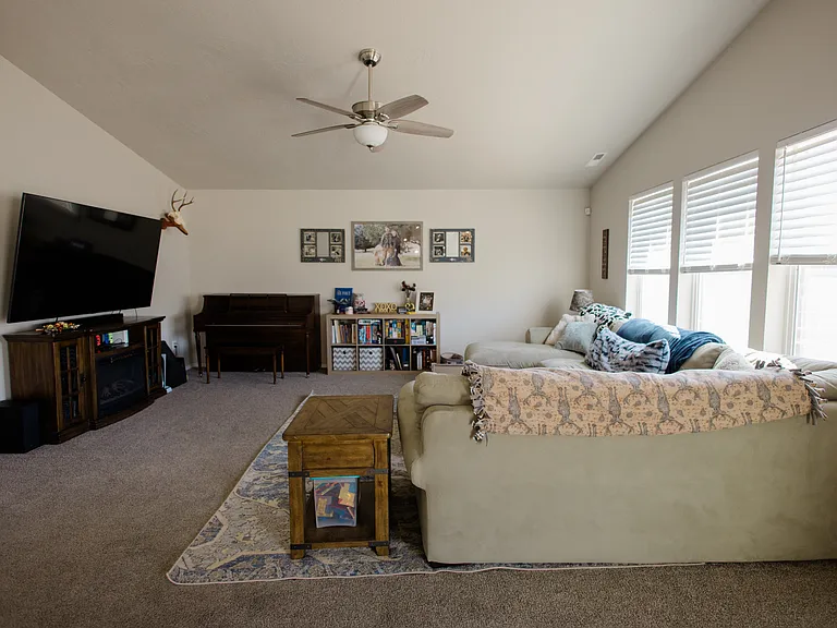 930 SW Lago St — Photo 7