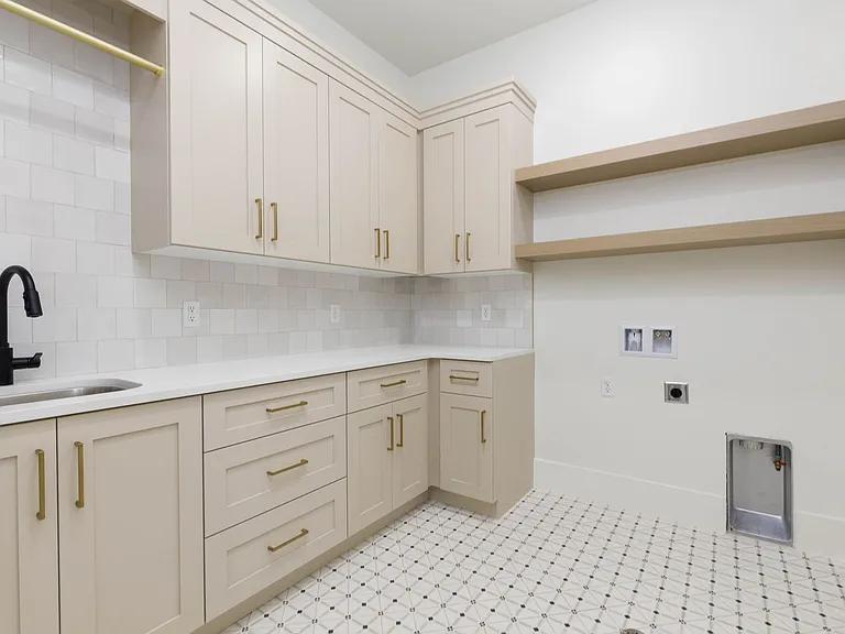 345 E Sidbury Rd — Photo 14