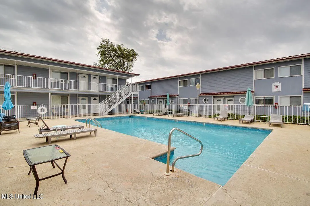 2 bed, 1.5 bath, 985 sqft, $1,700 — Photo 4
