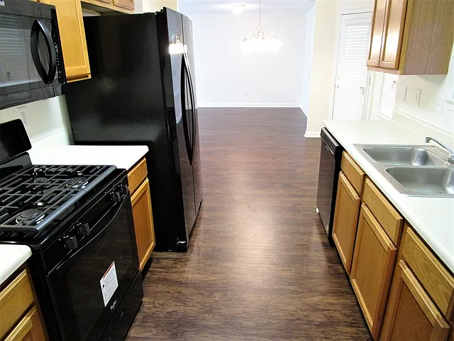 4 bed, 2.5 bath, 2111 sqft, $2,415 — Photo 2