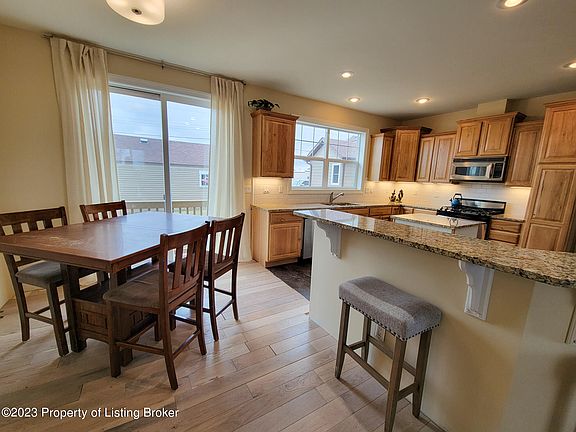 3rd image of 466 2nd Ave NE
