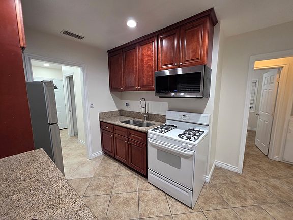 4th image of 247 E 44th St