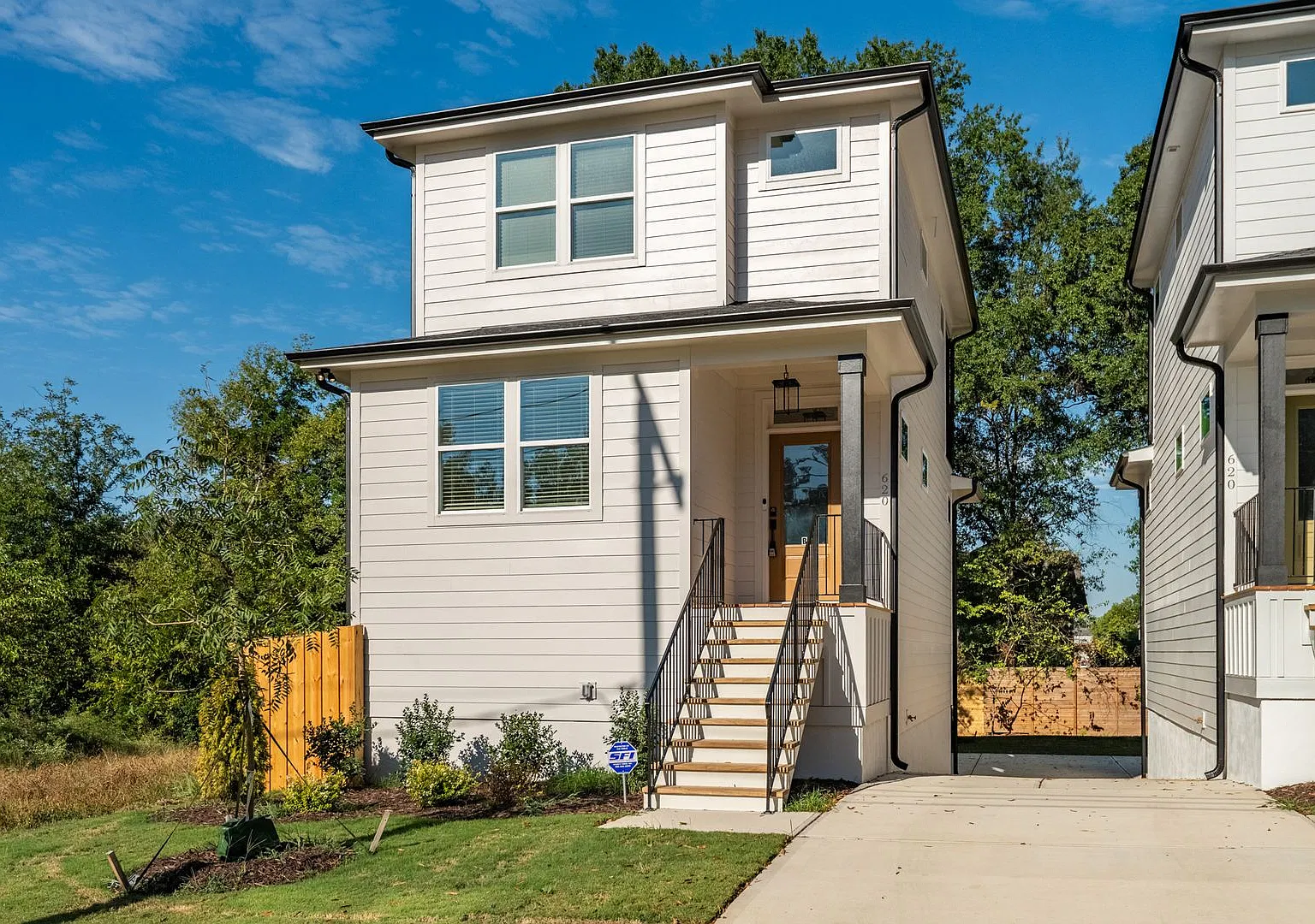 Modern Energy Efficient Home with 2nd Floor Veranda — Photo 2