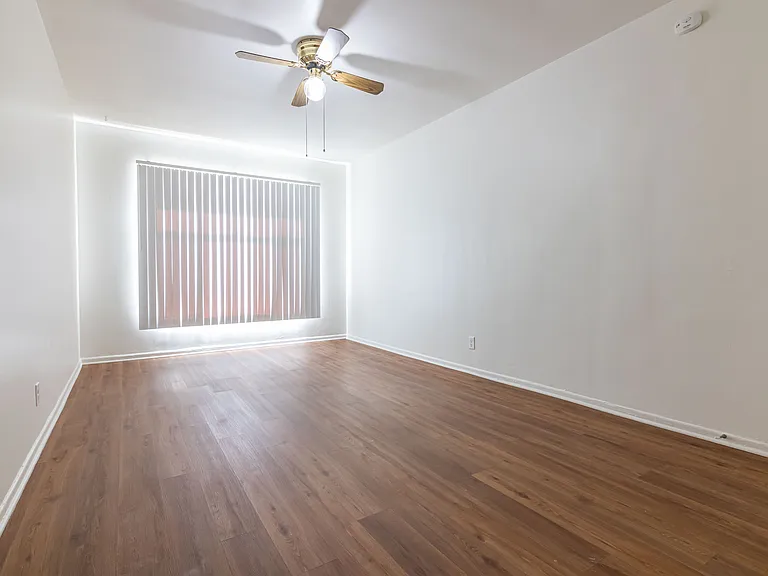 Gayley Manor Apartments — Photo 11