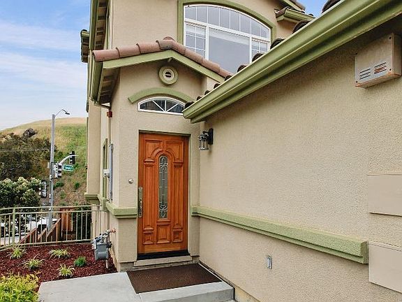 4th image of 806 La Montagne Pl