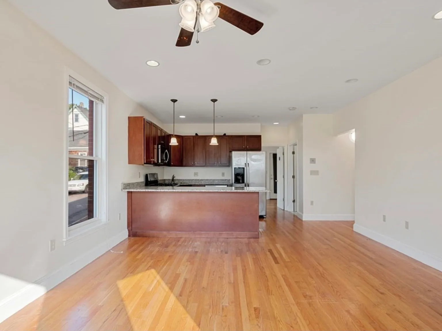 3 bed, 2.0 bath, 1500 sqft, $4,100 — Photo 3
