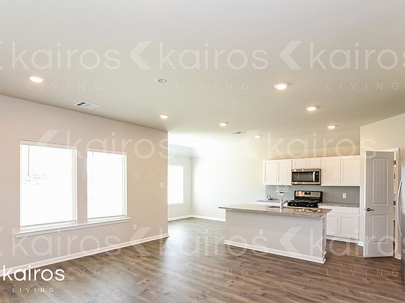 5th image of 110 Royal Oak St