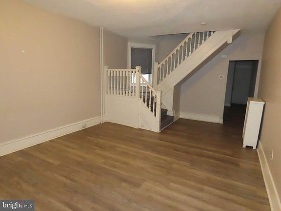 3rd image of 1528 W 4th St