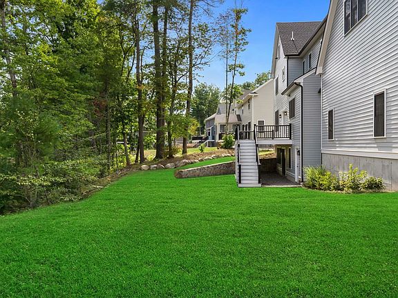3rd image of 11 Betsy Ln