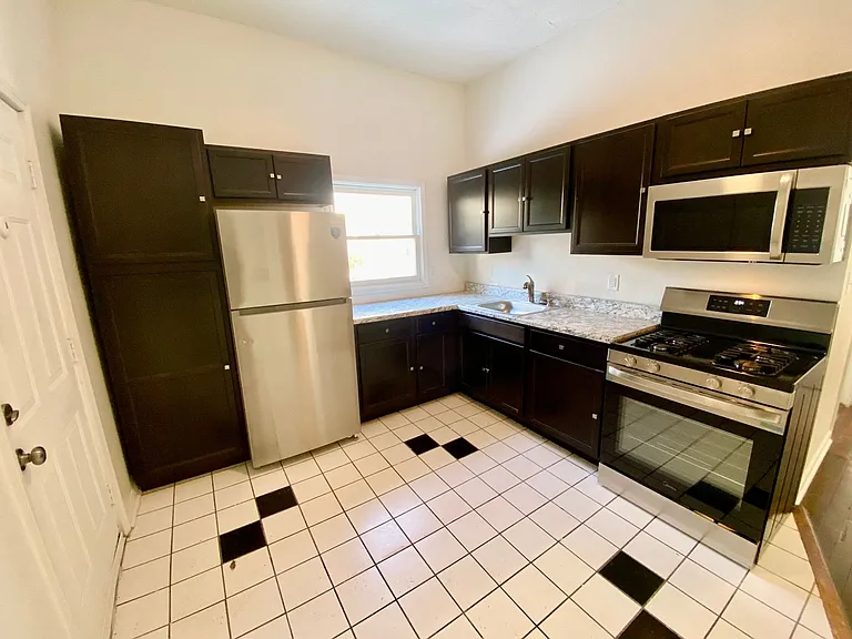1643 Monroe St — Photo 9