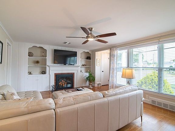 4th image of 180 Garden City Dr