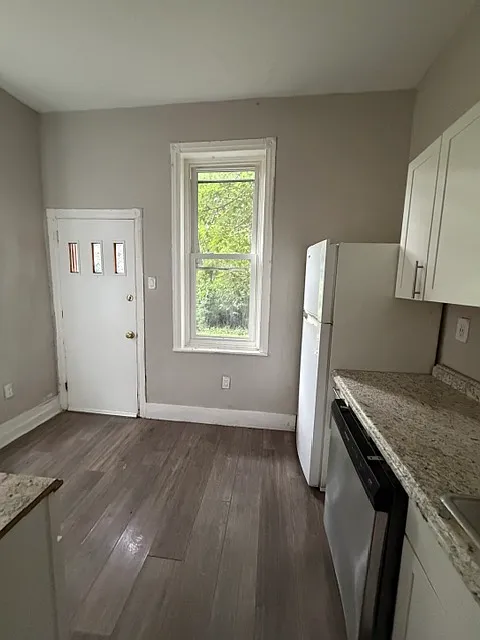 3 bed, 900 sqft, $1,700 — Photo 2