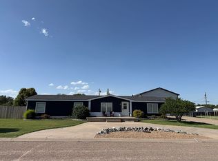 1208 W Lincoln Ave, Lakin, KS 67860