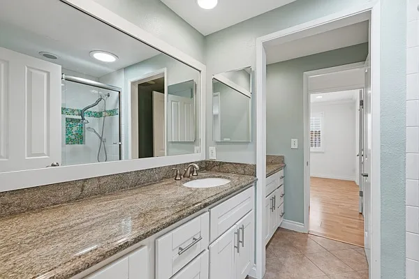 Kids' FULL bathroom.