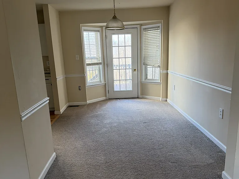 22 Litchfield Ln W — Photo 3
