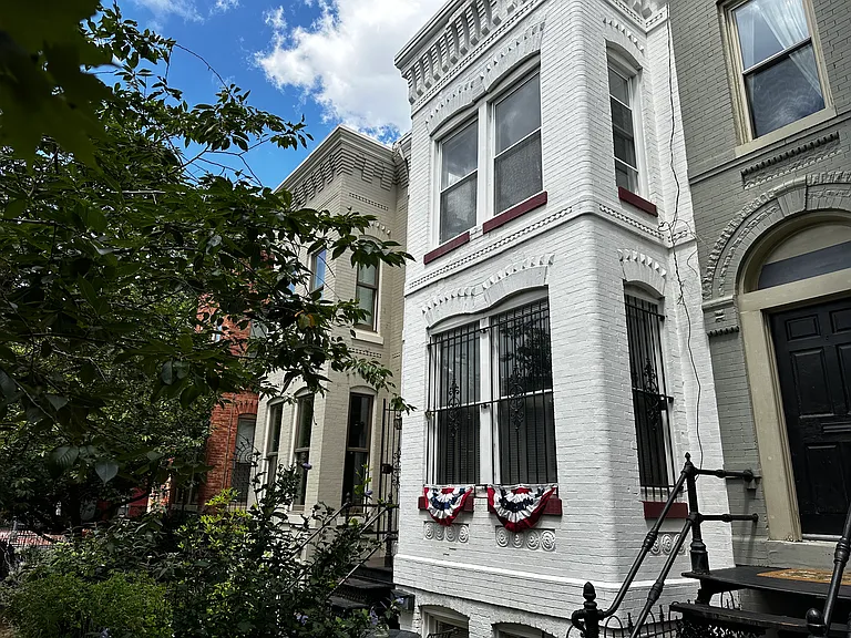 306 E St NE — Photo 4