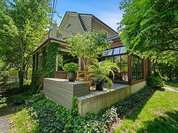 5th image of 299 Pond St