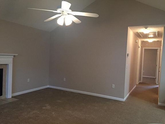 Living-room and hallway NEW carpet, NEW paint 