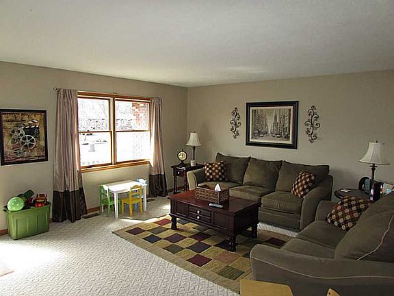 3rd image of 208 Hillshafer Dr