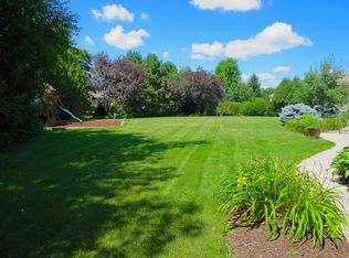 W260N2821 Steeplechase Dr, Pewaukee, WI 53072