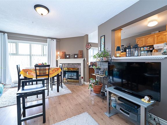 3rd image of 2527 Quadra St #307