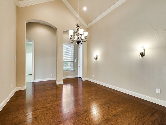 4th image of 2220 Montgomerie Ave