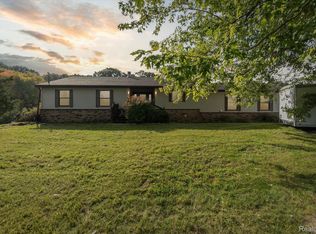 2090 Primrose Ln, Fenton, MI 48430