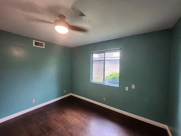 1 bed, 100 sqft, $1,000 — Photo 2
