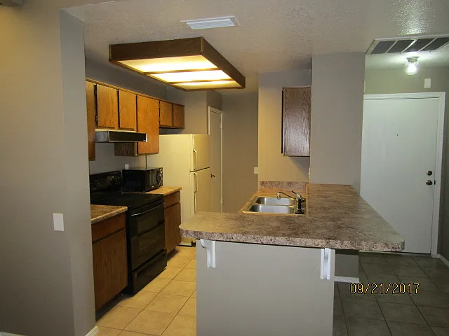 2035 S Elm St #204 — Photo 2