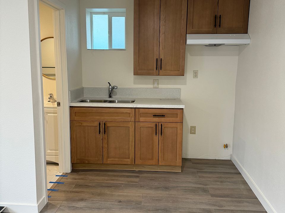 2nd image of 1037 N Orange Ave
