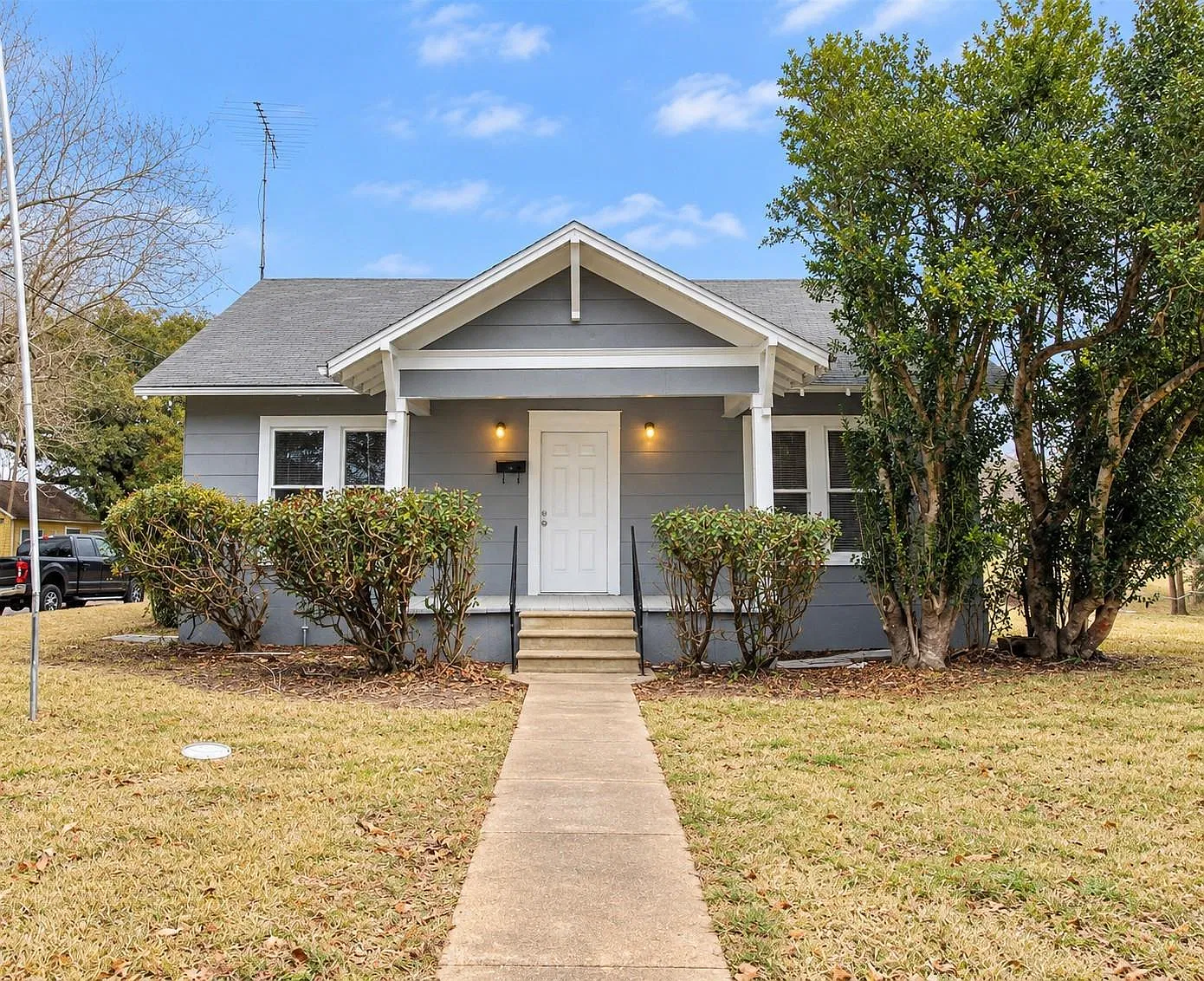 3 bed, 1.0 bath, 1296 sqft, $1,500 — Photo 1