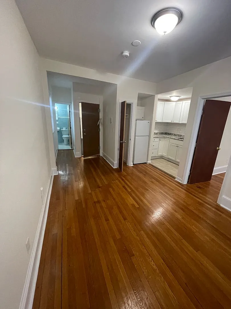 One Bedroom in Clean Elevator Building — Photo 2