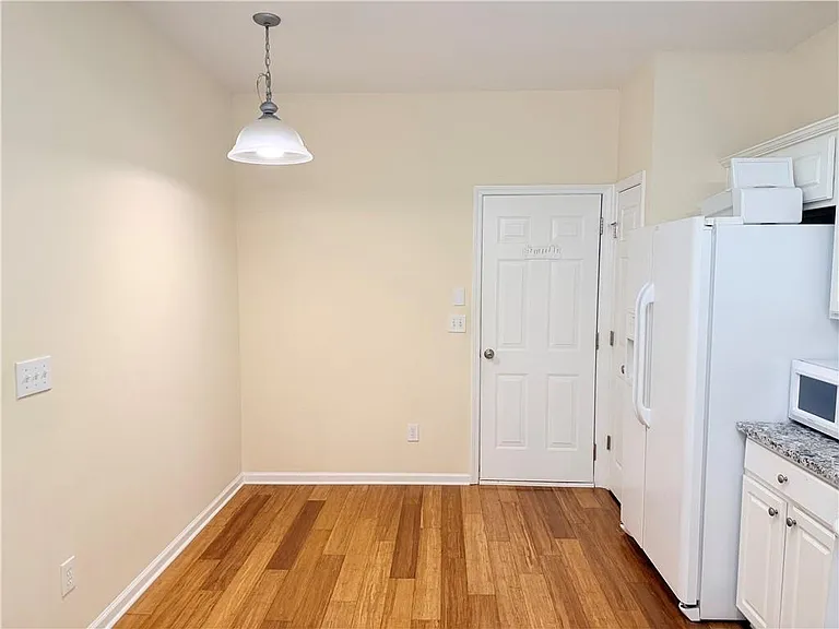 2380 Fairlie Dr — Photo 9
