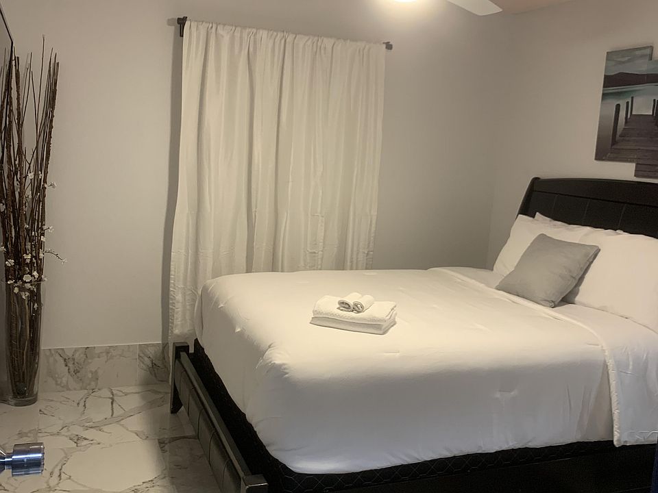 [RM1] Spacious! Close to restroom and garage entrance. Mirror door closet.