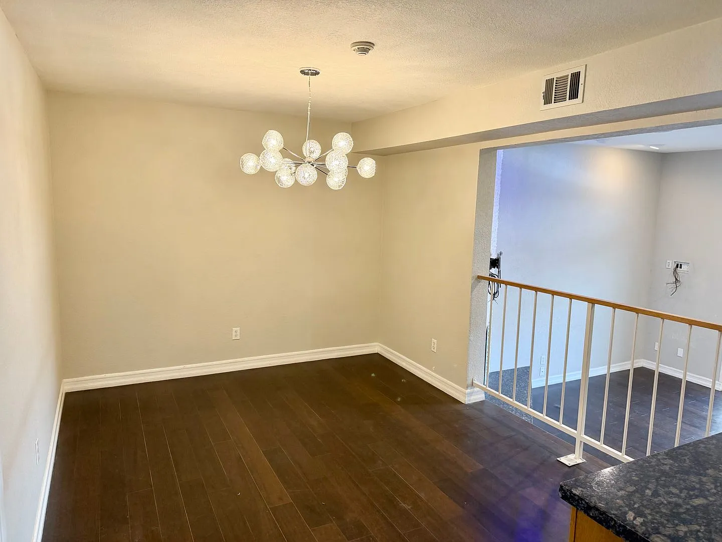 Spacious 3 Bedroom Townhouse 3 blocks from the ocean — Photo 4