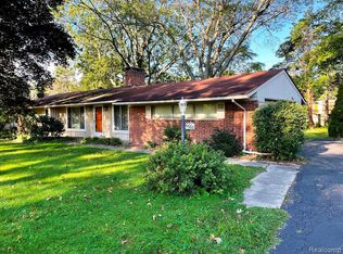 6660 W Dartmoor Rd, West Bloomfield, MI 48322