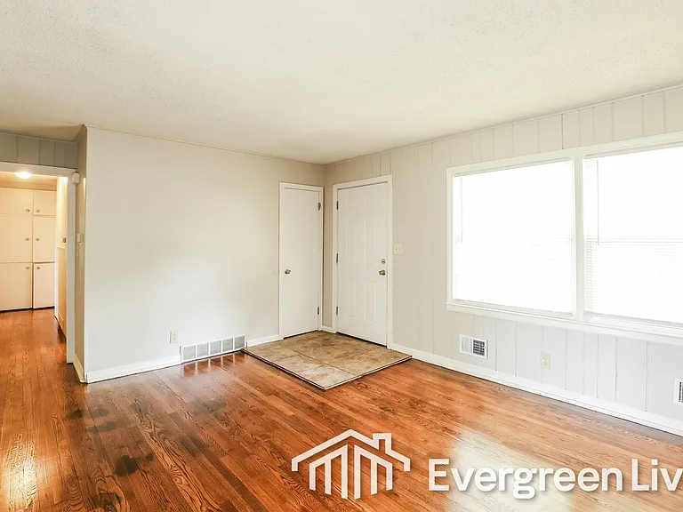 9512 Bennington Ave — Photo 3