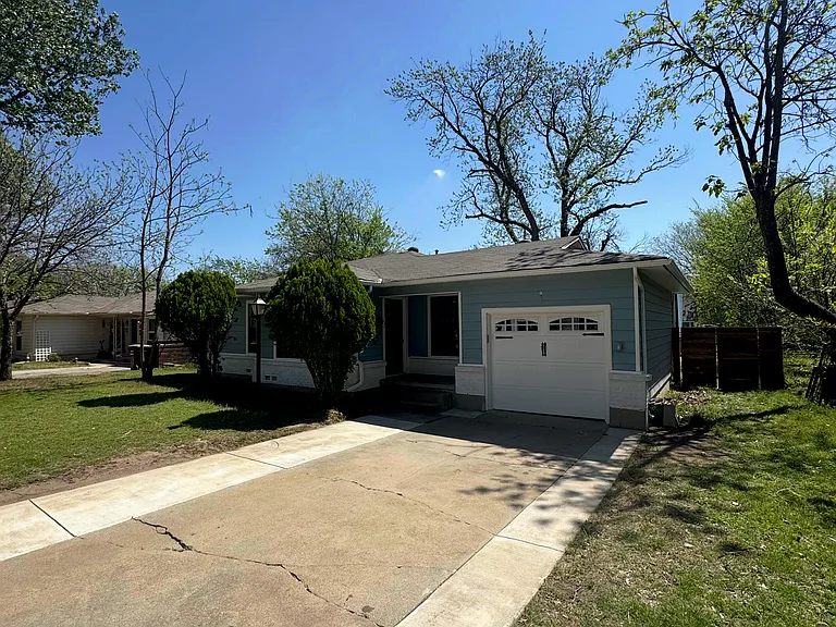 1007 Emery St — Photo 3