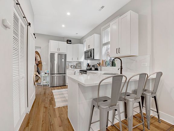 4th image of 1903 W Dickens Ave APT 2R
