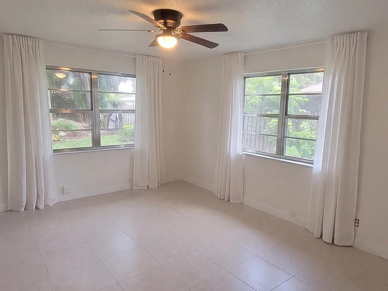 2427 SE 5th St #2427 — Photo 5