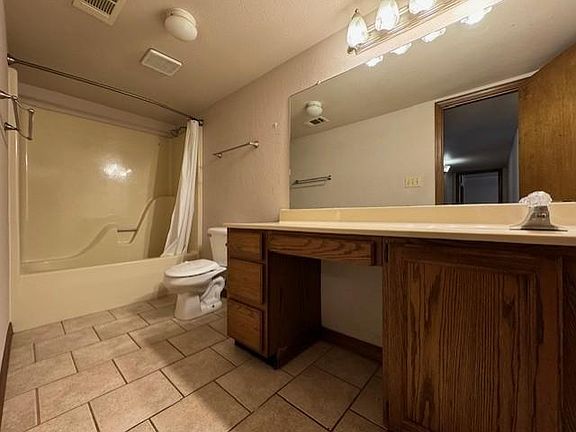 5th image of 2802 W D St APT 1
