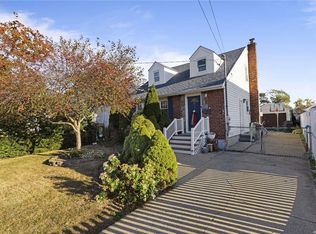 114 Broadmoor Ln, Westbury, NY 11590