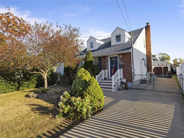 114 Broadmoor Lane, Westbury, NY 11590