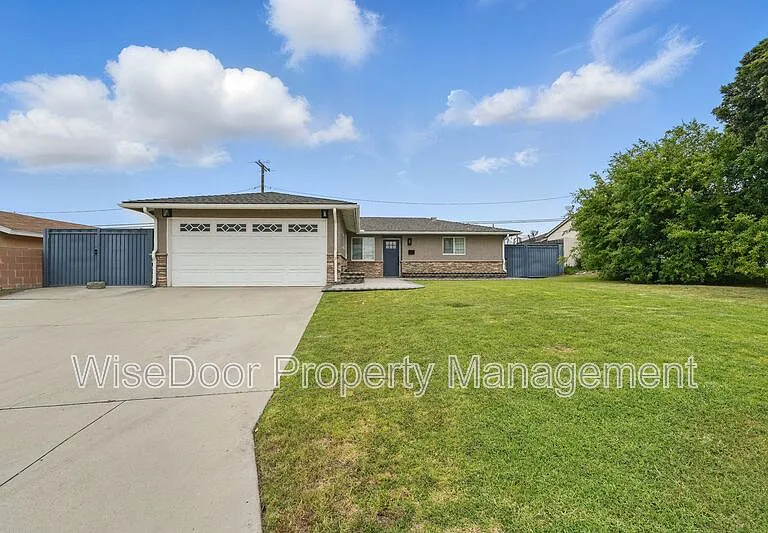 387 E Nubia St — Photo 1