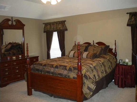5th image of 214 Country Manor Ln