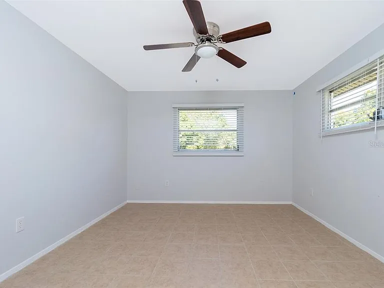 533 E Charlotte Ave — Photo 9